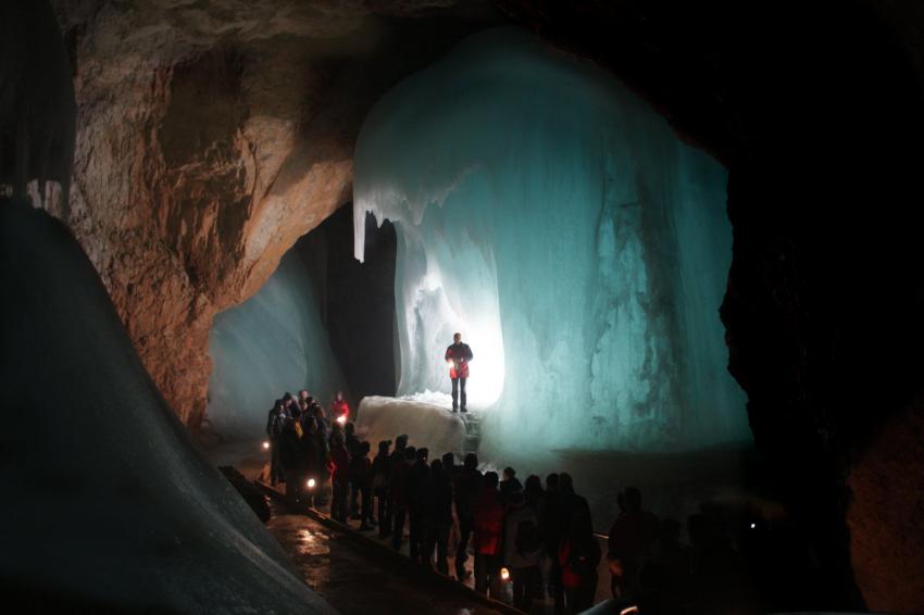 Besoin d'aventure ? Partez en Autriche découvrir la plus grande grotte de glace du monde