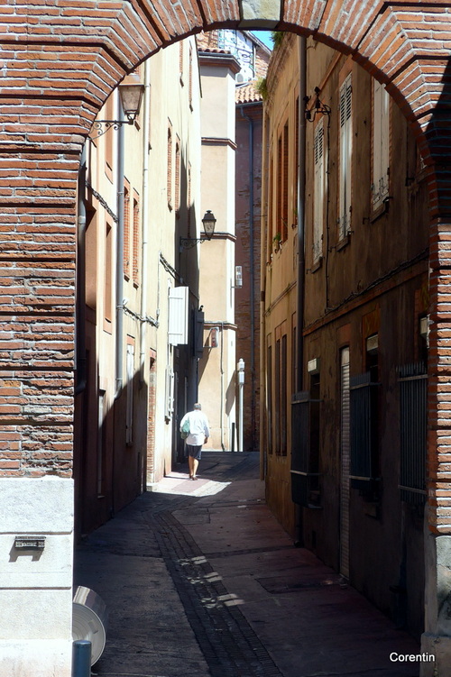 Toulouse : rues, porche et fenêtre fleurie ...
