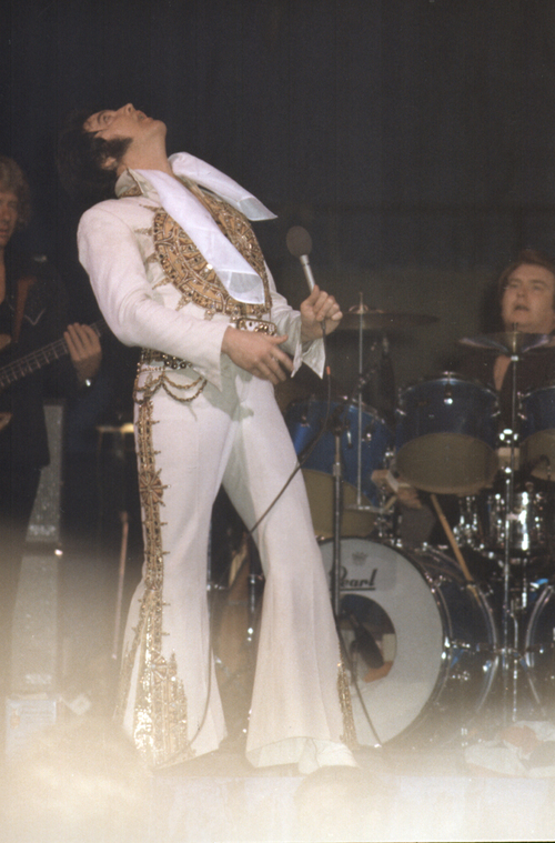 Elvis Presley in the Indianapolis Airport - June 26 1977
