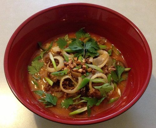 Curry rouge de boeuf haché avec avec fruits logan, Shiitake et oignons