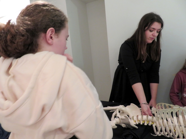 Julie Cazes, chercheuse en thanatologie,  a éclairé les visiteurs sur l'étude des squelettes anciens ou modernes