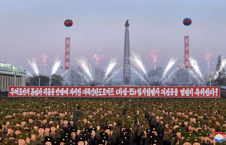 Feux d'artifice en Corée du Nord le 1er décembre 2017 pour fêter le dernier tir de missile intercontinental.