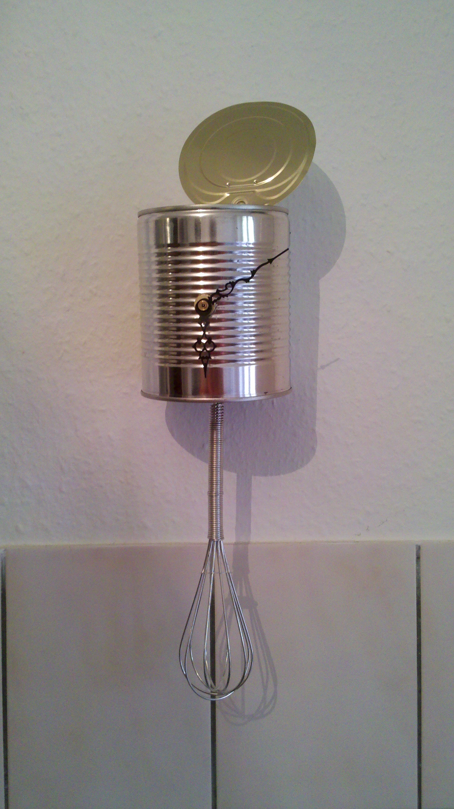 Pendule de cuisine des fourmis dans les doigts