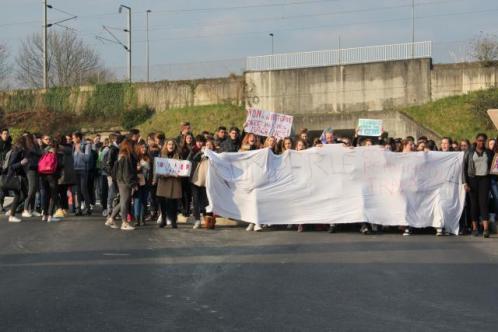 Les lycéens, ce matin vers 9h, au rond-point de Moëlan à Quimperlé.