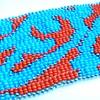 Bracelet bleu avec des motifs rouges tissé de perles 35€