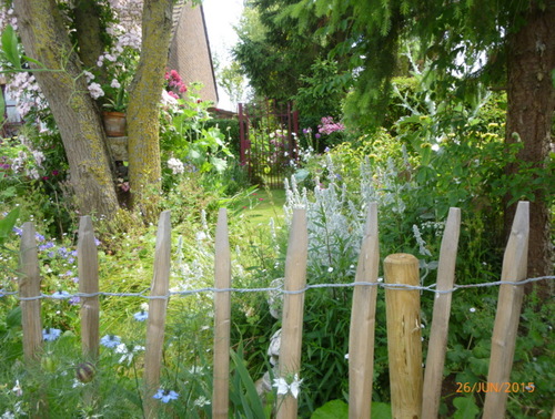 De part et d'autre de la barrière.