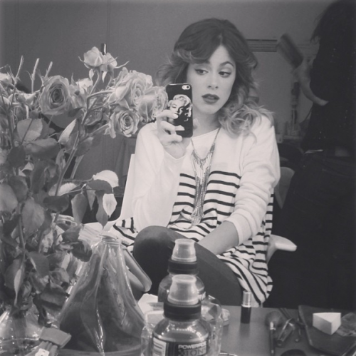 Vous reconnaiser la fille qui est sur le portable de Tini?