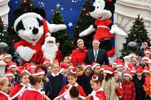 Albert de Monaco et Charlene jouent au Père Noël dans la principauté