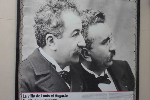 Louis (à droite) et Auguste (à gauche) Lumière 