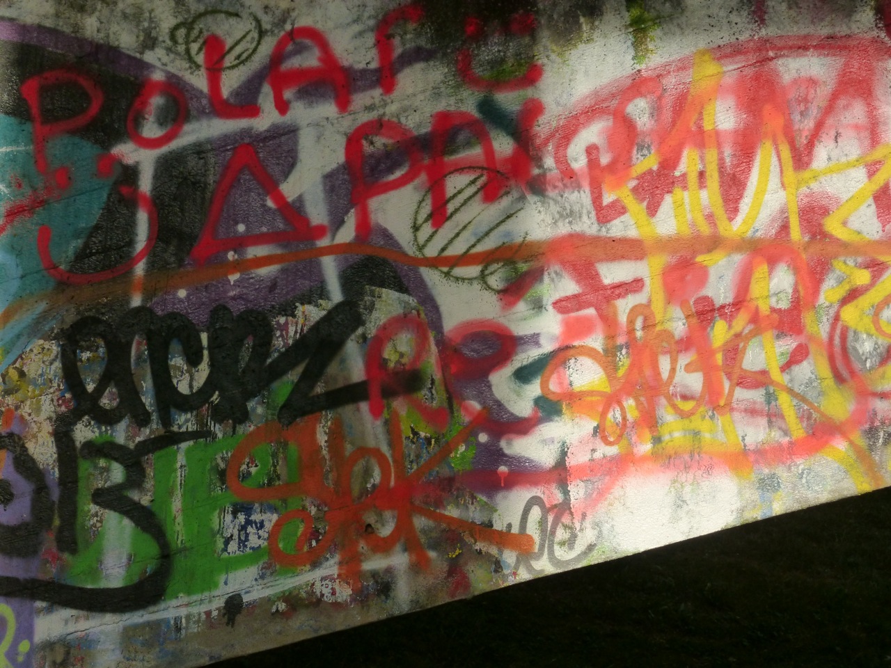 SOUS LE PONT NAPOLÉON À TOURS:Couelurs en Tags.