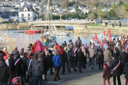 Une fois le Goyen traversé, la manifestation s'est achevée à Audierne (Finsitère).