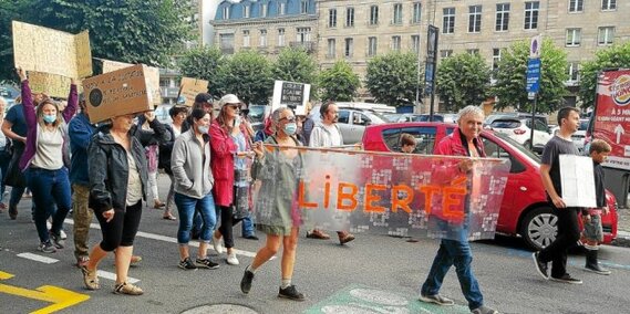 Passe sanitaire : plus de 300 opposants rassemblés à Morlaix