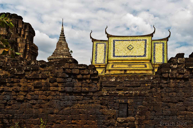 Banteay Prei Nokor :  Le Vat vue devant le mur d'enceinte