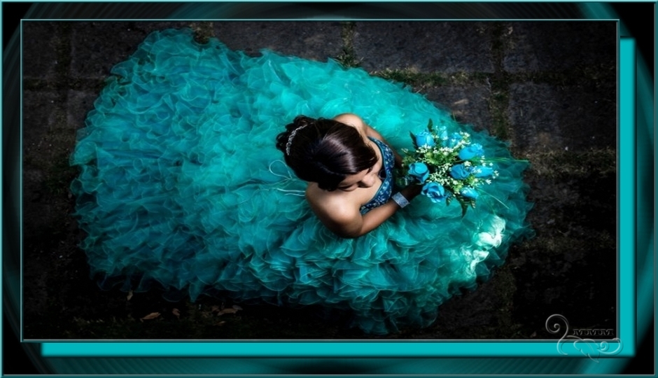 CAPAS-MMM-471-Woman-in-dress-with-flowers-blue-dress-of-bride.jpg