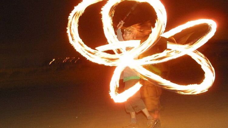 Haute-Savoie : un saisonnier se brûle tout le corps en jonglant avec des bolas enflammées !!!