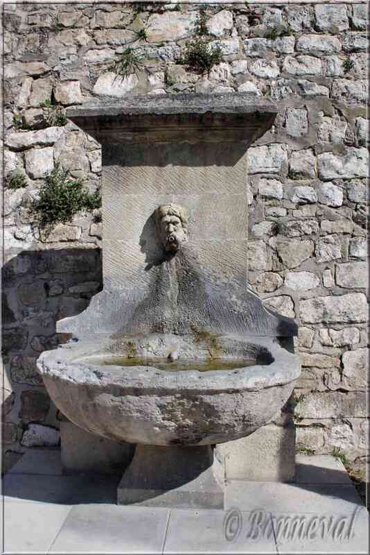 Fontaine dou Lavadou Pernes-les-Fontaines Vaucluse