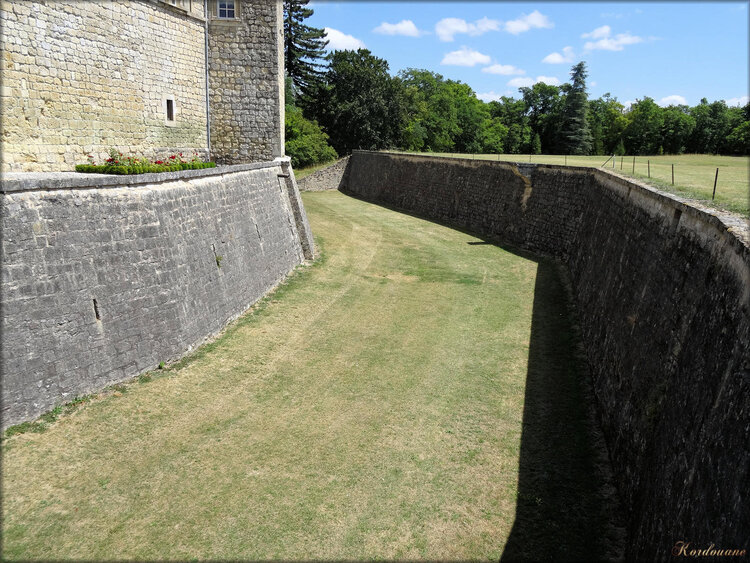 Photos des douves du Château Royal de Cazeneuve