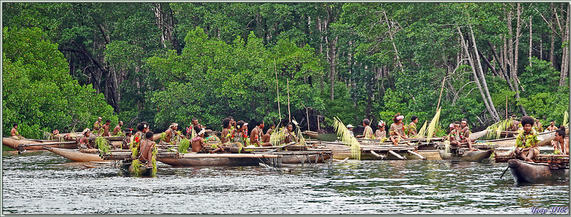 Court entracte sur le bateau avant de repartir en Zodiac, puis grimper comme on peut dans (sur) une pirogue à plateforme - Tufi - Maclaren Harbour - Province d'Oro - Papouasie Nouvelle-Guinée