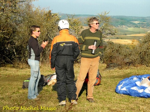 Parapentes au mont Lassois, en mars 2013