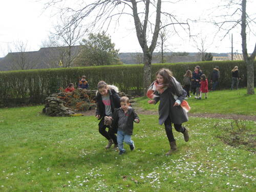 Chasse à l'oeuf dans le jardins des Soeurs