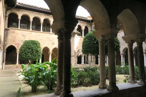 Le Cloître canonial de la Cathédrale Saint Léonce 