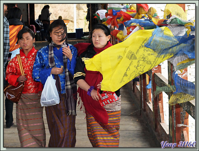 Blog de images-du-pays-des-ours : Images du Pays des Ours (et d'ailleurs ...), Vive le vent joueur avec les drapeaux de prières - Sur le Pont Bhoutanais de Thimphu - Bhoutan