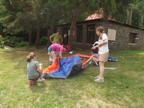 Montage de tente. Who is able to built a tent ?