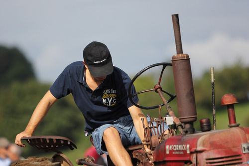 DES HOMMES, DES TRACTEURS ET DES LABOURS