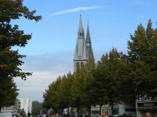 Au Moyen-Age, c’est grâce à son commerce de draps de laine que la ville va connaître un déve-loppement considérable, intégrant ainsi la Hanse des 17 villes drapières des Flandres et du Nord de la France. Chalons voit doubler sa population et la ville devient le centre d’importants échanges commerciaux. La ville, alors à son apogée, s’entoure d’une nouvelle en-ceinte de presque 5 kilomètres de long. L’activité économique décline à la fin du Moyen-Age en raison des guerres et de la peste qui frappent le territoire. La population stagne et fonctionne quasiment en autosuffisance. Châlons reste fidèle au roi malgré les tumultes religieux du 16ᵉ siècle, ce qui lui vaut la présence de nombreuses administrations royales. Au XVIIIᵉ siècle, le rôle de l’intendant devient décisif. Sous l’impulsion de Rouillé d’Orfeuil, la ville se transforme : l’enceinte disparait et est remplacée par des boulevards arborés. Des bâtiments de prestige se construisent comme l’Hôtel de Ville, l’Intendance ou la Porte Sainte-Croix. Les Jards ou le cours d’Ormesson transforment les abords des remparts. A la révolution, Châlons reste capitale du département de la Marne mais perd son nom qui rappelle son attachement à l’ancien régime et devient Châlons-sur-Marne.