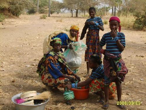Niger Notre petite plage habituelle au bord du fleuve Niger visite de femmes revenant du marché