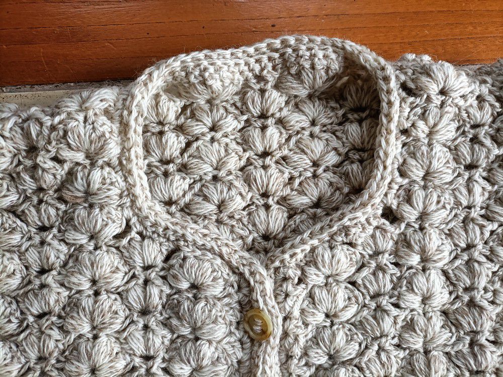 Un blouson beige au crochet...