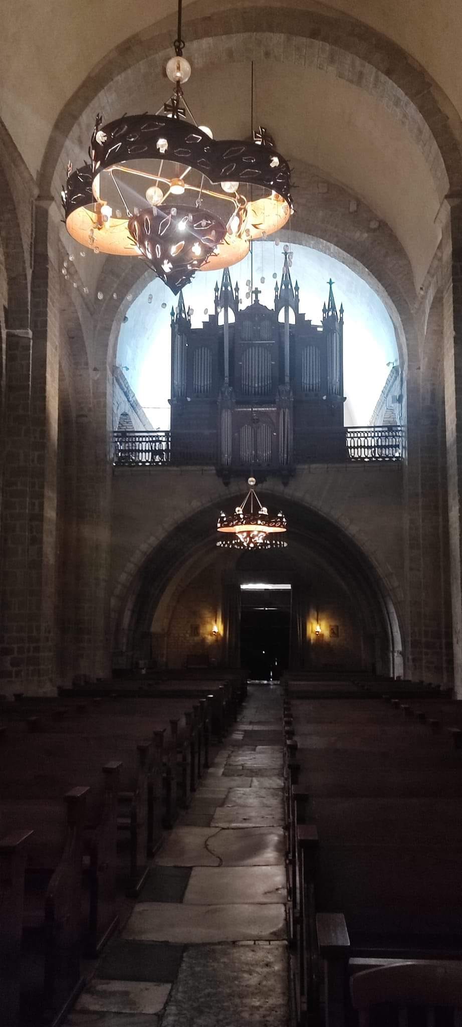 Peut être une image de bougeoir et la Basilique du sanctuaire national de l’Immaculée Conception