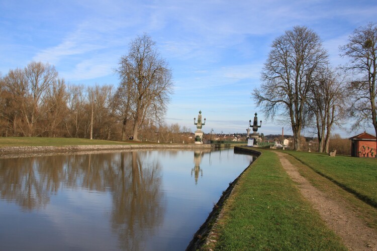 BRIARE-LE-CANAL (45) : LE PORT DE PLAISANCE ET LE PONT-CANAL