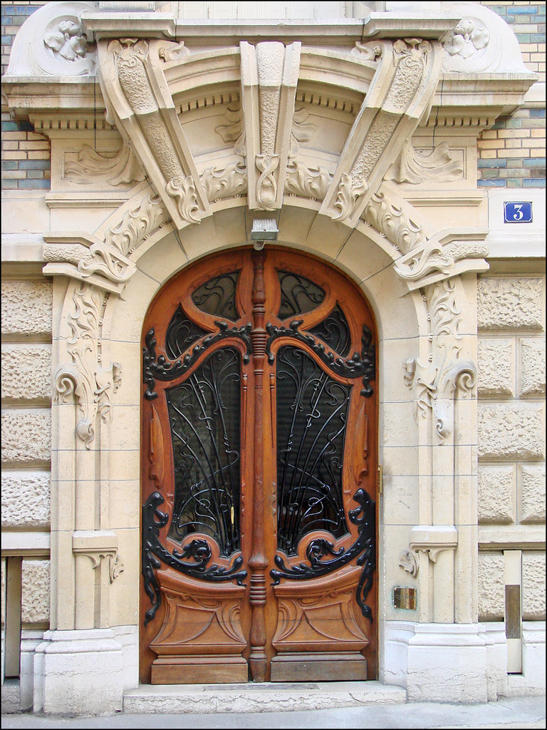 Porte d'entrée d'un immeuble art nouveau de Jules Lavirott… | Flickr
