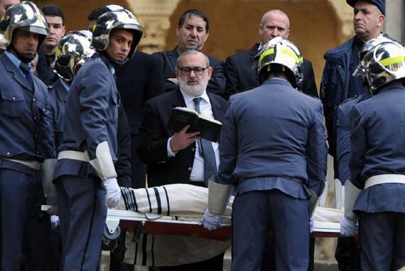 Roger Hanin enterré dans son quartier natal d'Alger. L’acteur, décédé mercredi 11 février 2015 à Paris, sera inhumé à côté de la tombe de son père ce vendredi…