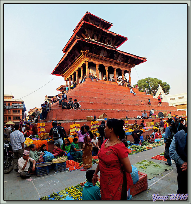 Blog de images-du-pays-des-ours : Images du Pays des Ours (et d'ailleurs ...), Temple Maju Dega  au soleil du soir et vue du haut vers le bas - Durbar Square - Katmandou - Népal