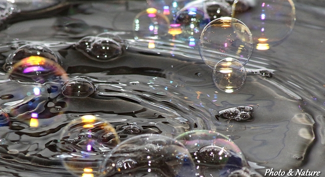 Goutte d'eau dans une bulle de savon