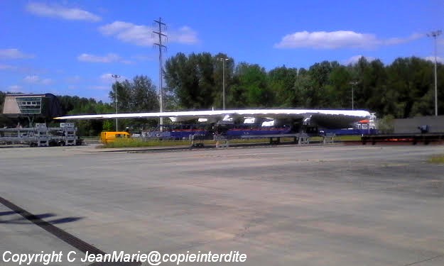 Airbus 380 a Langon,chargement d'une aile de l'avion sur une plate forme afin de l'accrocher au camion prêt a partir pour Toulouse