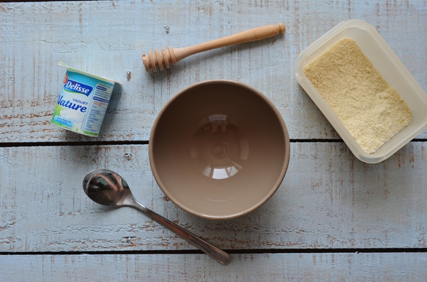 Gommage à la poudre d'amandes, au yaourt et au miel