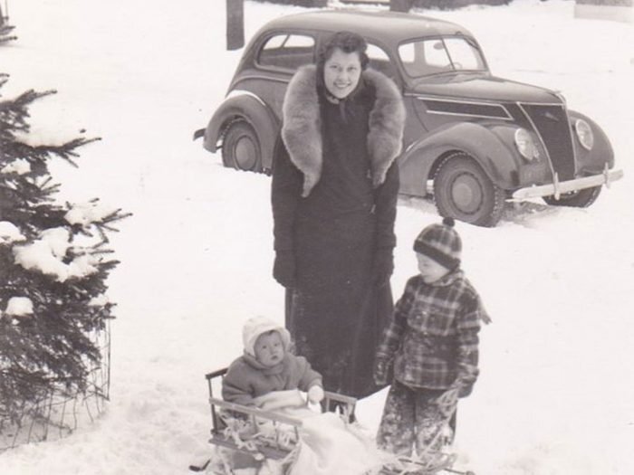 Une photo historique d'une famille durant l’hiver 1938-1939.
