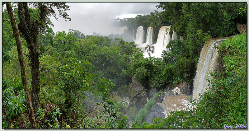 Toujours sous la pluie, les chutes d'Iguazu vues du "Circuito Superior" - Puerto Iguazu - Argentine