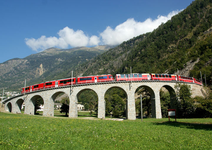 embarquez-a-bord-de-ces-trains-qui-sillonnent-les-alpes-pour-un-voyage-a-flanc-de-montagne-epoustouflant2