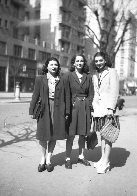 Trois jeunes femmes à la mode, années 40: 