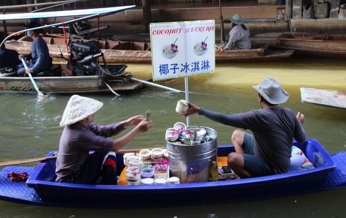 Marché flottant et noix de coco