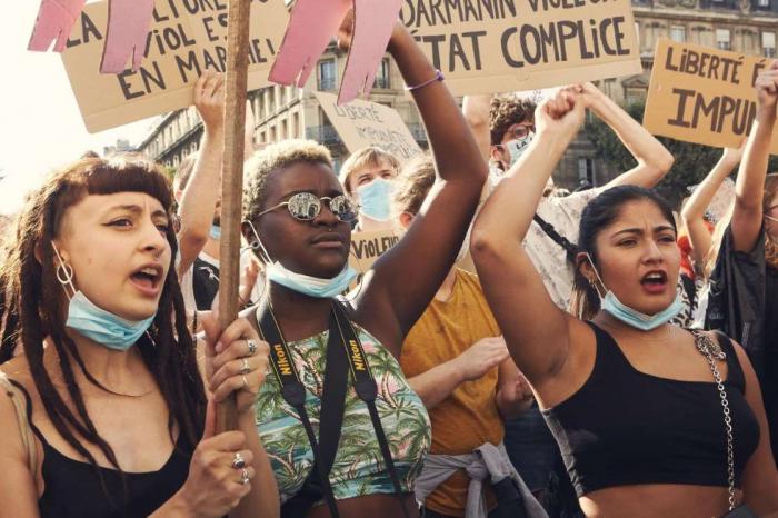 A Paris, une manifestation féministe contre le «gouvernement de la honte»