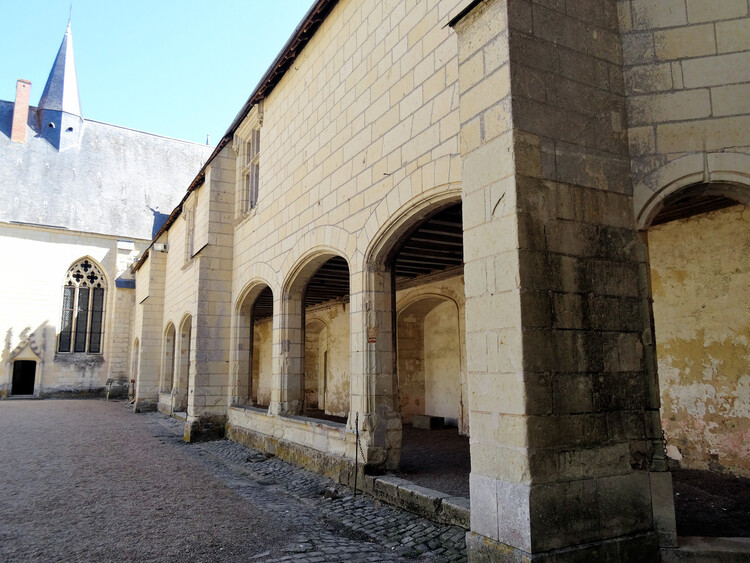 Château du Plessis-Bourré - Cour d'honneur - la galerie.