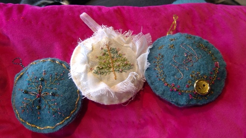 modèles de déco de Noël brodées - embroidered  christmas ornaments