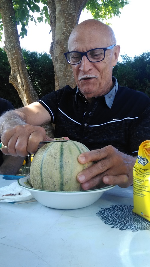 Réunion sous les arbres avec les malades