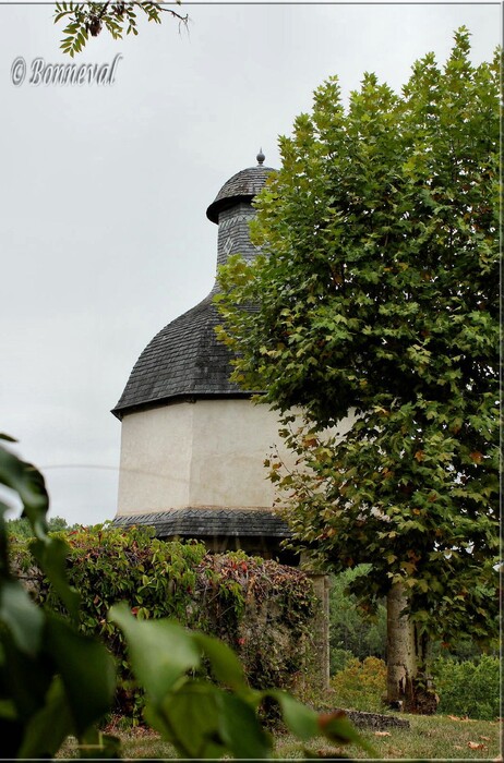 Pigeonnier sur piliers XVème siècle Château La Chapoulie Peyrignac Dordogne