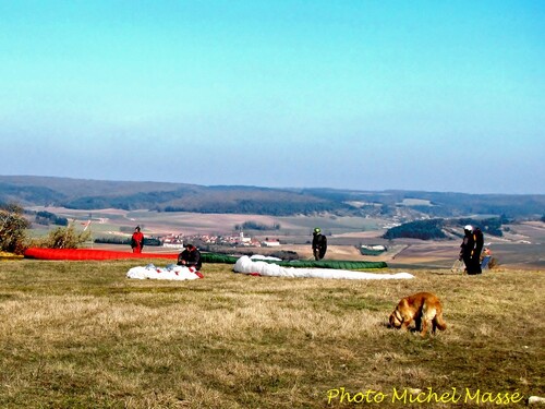 Parapentes au mont Lassois, en mars 2013